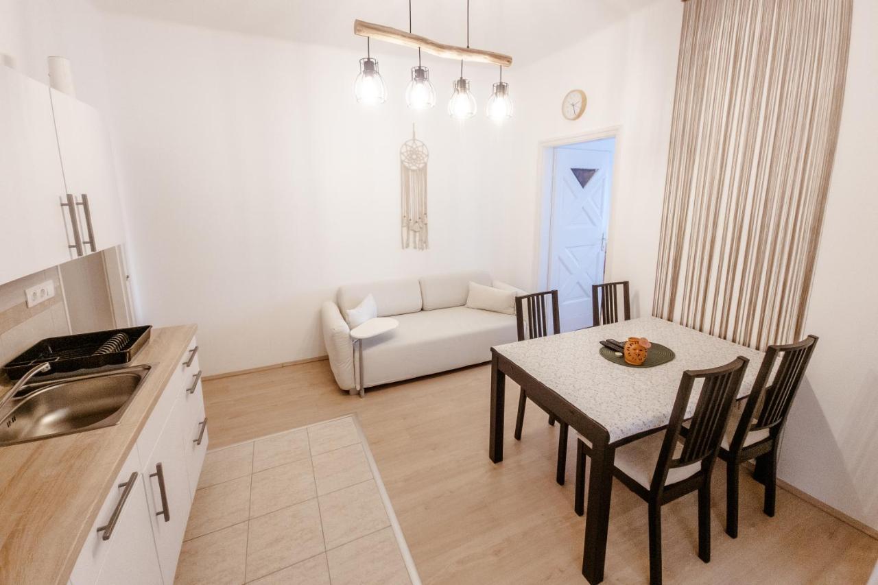 Kiraly40 Apartman Печ Екстериор снимка